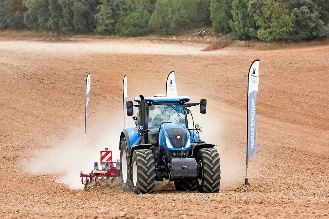 Bridgestone miket met de VX-Tractor op markt waar trekkers universeel en langdurig worden ingezet. Het zijn de trekkers die allround worden ingezet, zowel op het erf, de weg als in het land.