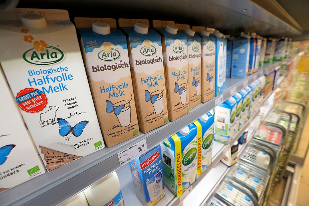 Arla-melk komt in Nederland bij FrieslandCampina vandaan, behalve bio-melk. - Foto: Hans Prinsen