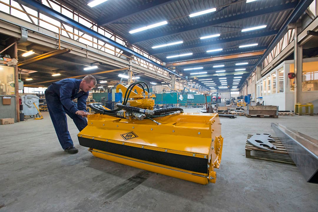 Bolsward-20171121Aanbouw van maaiarm bij Bos Konstruktie en Machinebouw.