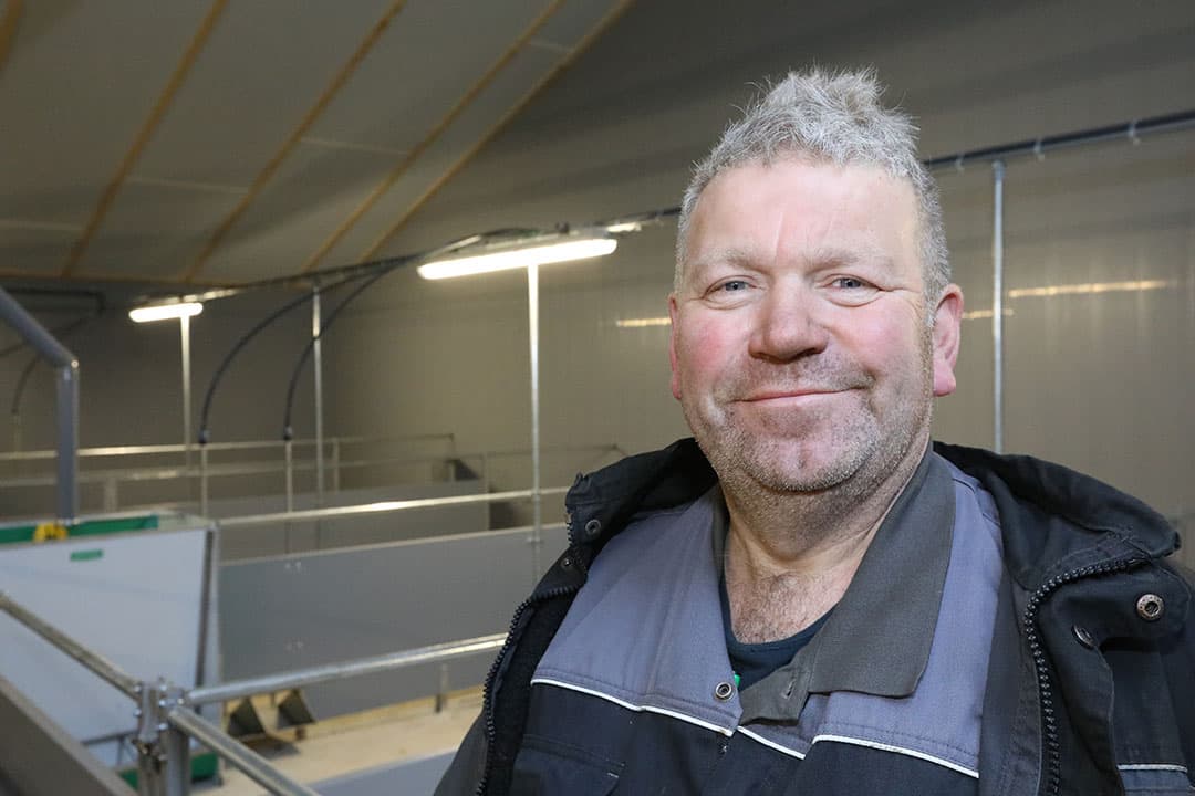 Klaas Mijnheer is varkenshouder in Rouveen (Ov.). Hij heeft een gesloten bedrijf met 350 zeugen. Het bedrijf is vrij van mycoplasma en APP. Hij vaccineert tegen PRRS, maar heeft geen veldvirus onder de zeugen. - Foto's: Henk Riswick