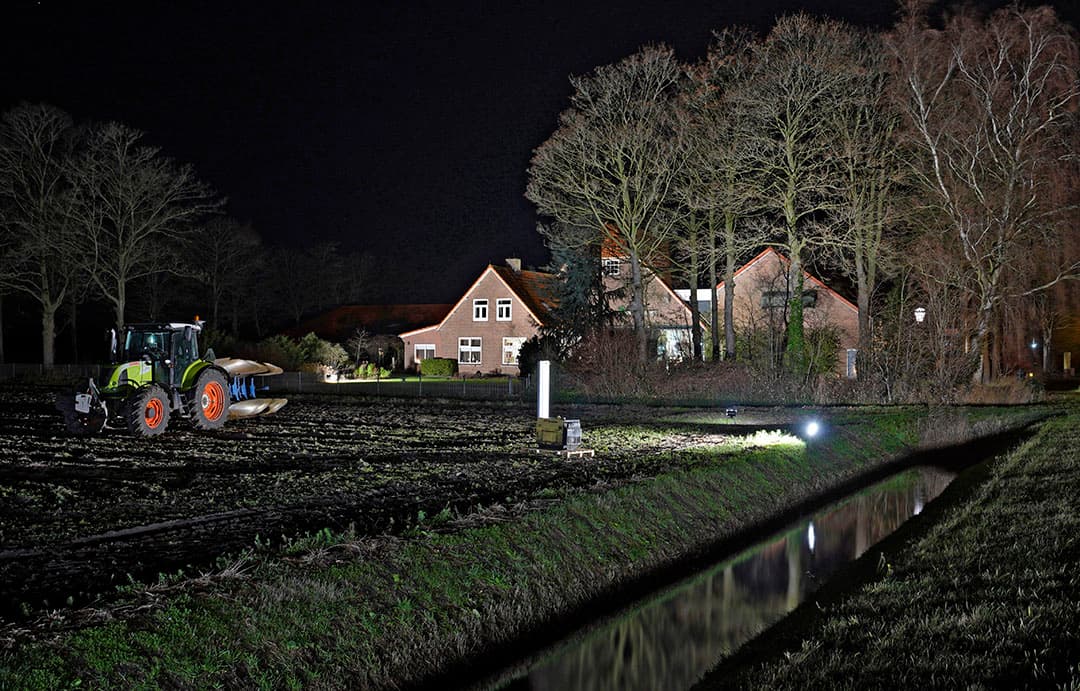 Een 35 kilometer lange route langs boerderijen in de Noordoostpolder biedt sfeer in de donkere dagen voor kerst. Meer dan 70 boerenbedrijven, woonboerderijen en arbeidswoningen zijn in de schijnwerpers gezet.  - Foto: Ruud Ploeg