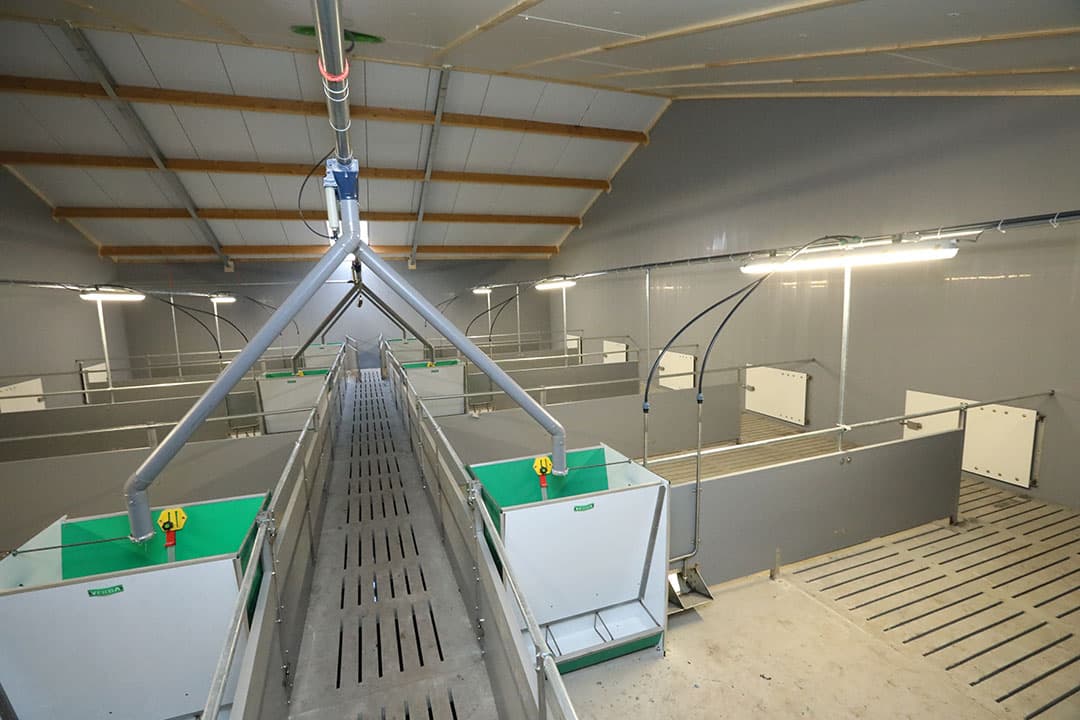 De vloer onder de biggen wordt verwarmd met warmte afkomstig van de zware varkens. In de stal hangt een elektrische CV-ketel om zonodig bij te verwarmen. Er is gekozen voor elektrisch, mochten er op termijn zonnepanelen op het dak komen voor energieproductie.