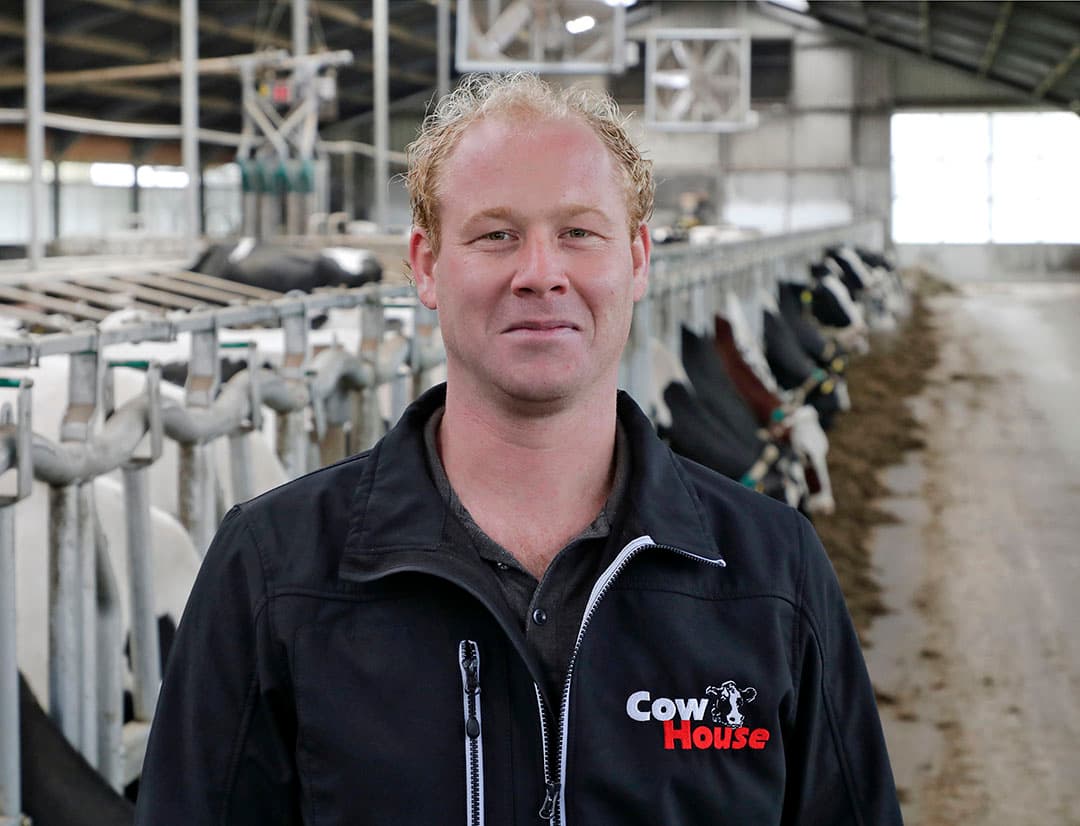 De koeien lopen in de in 2015 gebouwde stal. De melk gaat naar CZ Rouveen.