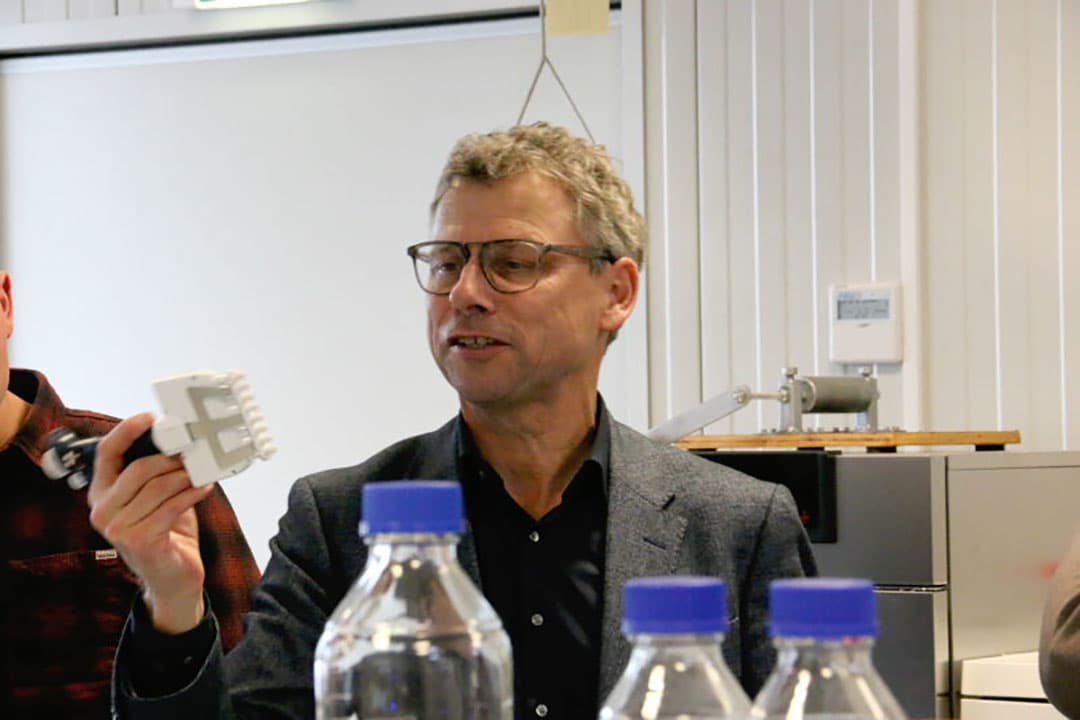 Het hoofddoel van deze bijeenkomst was uiteraard de stand van zaken bij zilte teelten. Meijer onderzocht afgelopen jaren op verschillende zoutgevoelige locaties in hoeverre verschillende aardappelrassen zouttolerant zijn. Deze powerpointsheet laat 2 onderzochte rassen zien bij een EC van 7 met controleteelt van EC van 2. Het ras links laat een betere zouttolerantie zien dan het rechtse.