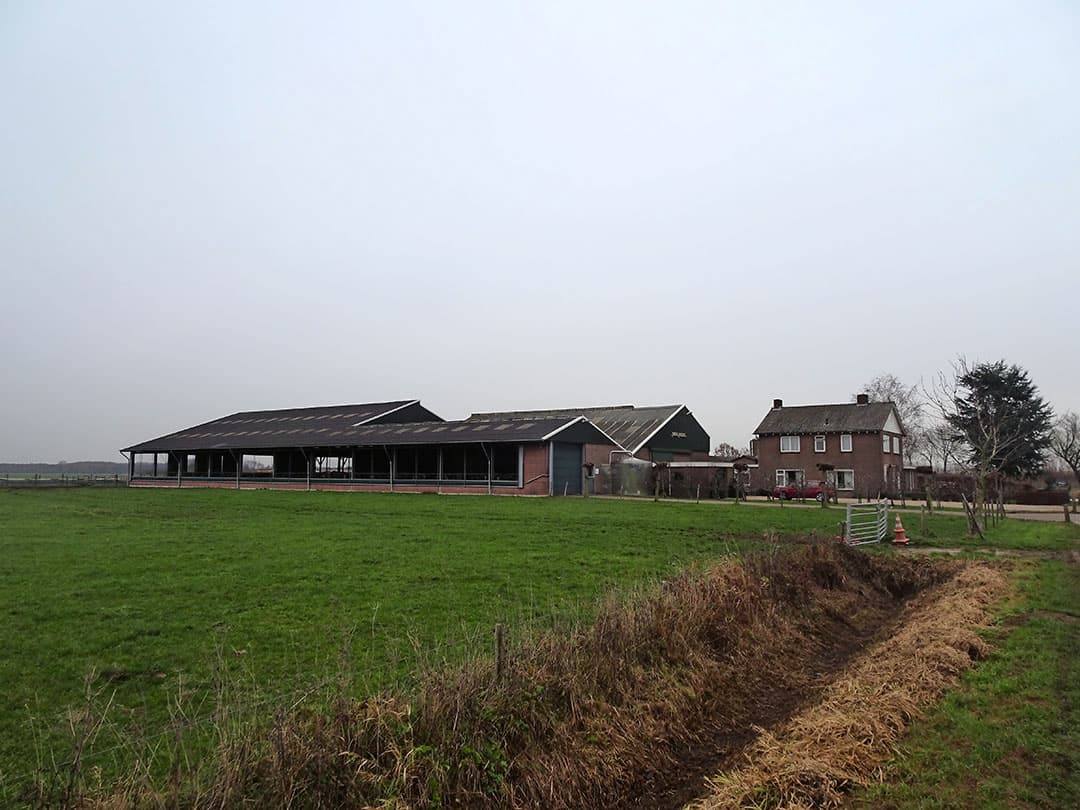 Bijna alle grond (55 hectare) ligt pal aan huis. Al ligt deze rustige weg er deels tussen. Er is 1 veldkavel van 2 hectare. Al deze grond is voornamelijk goede rivierklei. - Foto's: Theo Brummelaar