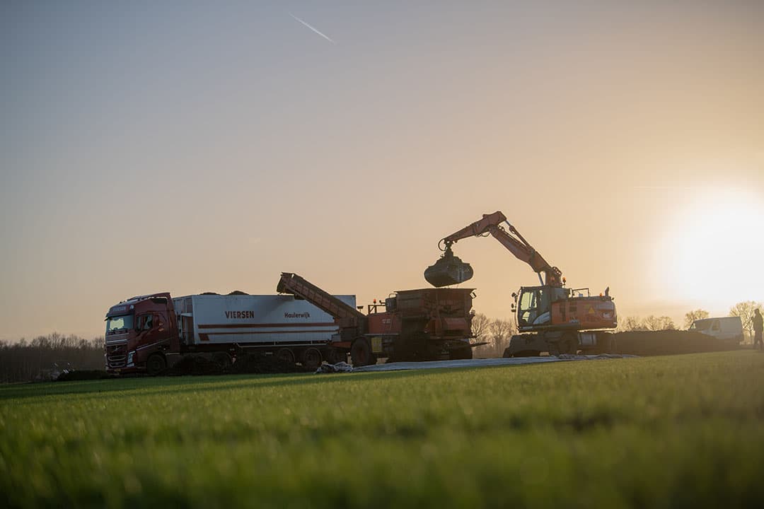 De laatste percelen cichorei van akkerbouwer Adriaan Sandee zijn er ook uit. Op de laatste 3 percelen in Onstwedde (Groningen) van 31 hectare is de akkerbouwer tevreden over de opbrengst, ondanks de droge zomer. - Foto: Koos van der Spek