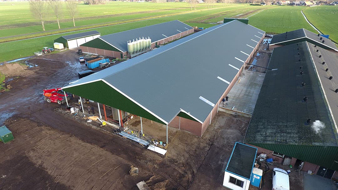 Een hok biedt plaats aan 13 varkens. De deuren tussen 2 hokken blijven open. Mocht de biggenproductie nog zover groeien dat meer stalruimte nodig is, dan wordt van 3 hokken 1 ruimte gemaakt. Met meer dan 40 varkens in de groep is de oppervlakte-eis namelijk niet 1 vierkante meter per varken, maar 90 vierkante centimeter. De deuren zijn 1,20 meter breed. Mijnheer weet uit ervaring dat met smallere deurtjes filevorming ontstaat met gedrang tot gevolg.