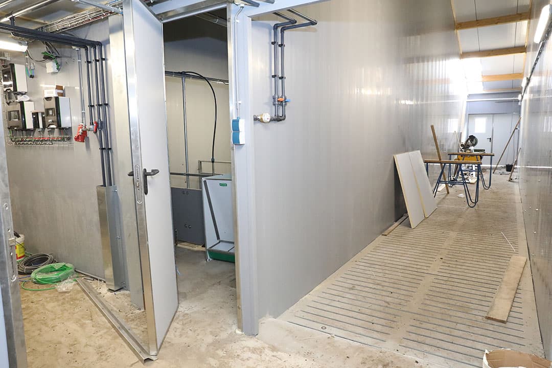 De nieuwe stal biedt plaats aan 2.500 vleesvarkens en voldoet aan de richtlijen van het 1 ster Beter leven-keurmerk van De Dierenbecherming. Er wordt gewerkt met grondkanaalventilatie.