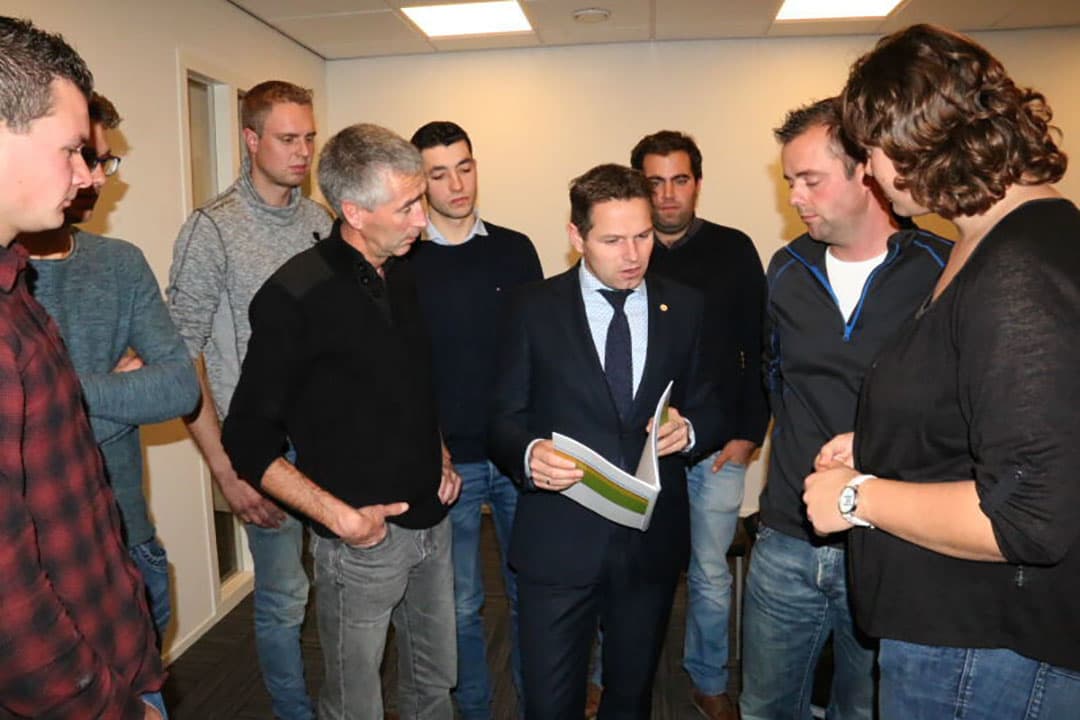 Dat juist in Zeeland belangstelling bestaat voor de teelt van een gangbaar gewas als zilte teelt is niet verwonderlijk. Enkele jaren geleden is door middel van zogeheten zoet/zout-vluchten de bodem gescand naar de grens tussen zoet en zout water. Het donkerste rood geeft een grens aan van 0 tot 2,5 meter, daar valt dan ook bijvoorbeeld zoute kwel onder. Deze sheet laat zien dat het zoute water in een groot deel van Zeeland niet ver onder het maaiveld zit. Alleen de kreekruggen, het duingebied en grote delen van Zeeuws-Vlaanderen laten een ander beeld zien.