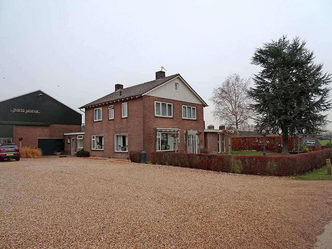 Het woonhuis is ruim en meet 235 m². Het huis is van 1959, maar is in 1983 verbouwd en in 2002 is een deel aangebouwd. De woning telt onder meer 4 slaapkamers. Ook is er een ruime garage én een schoonheidssalon. Voor meer informatie: makelaar Agrivesta Joosten, Huissen (Gld.).