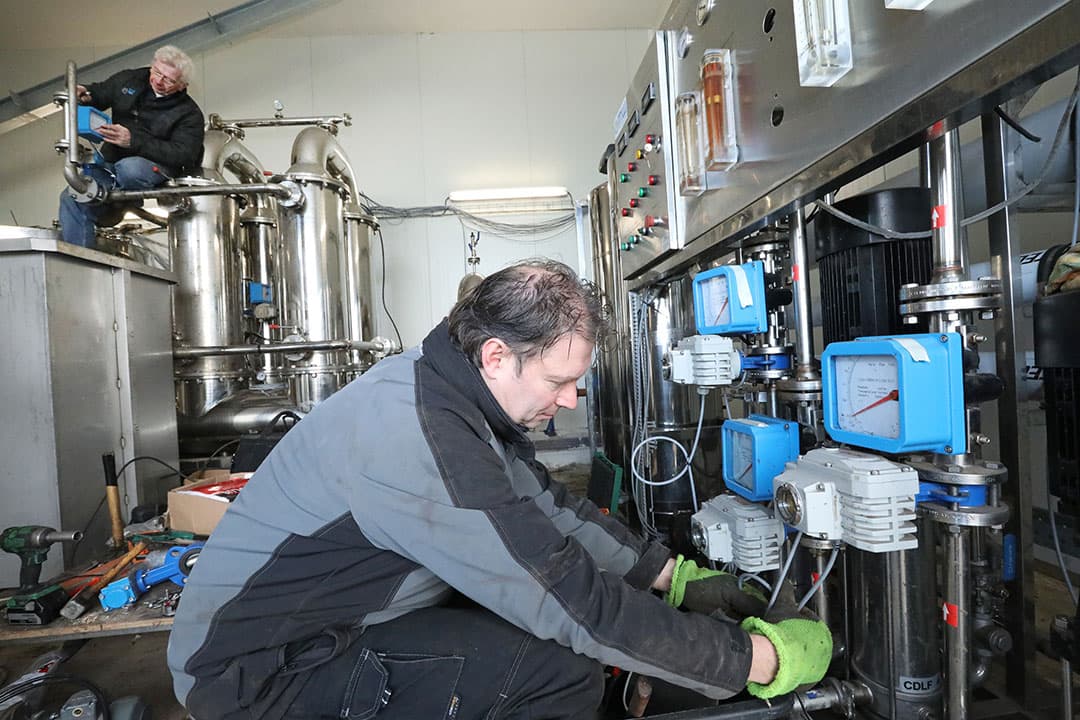 De techniek voor de mestverwerker. De zeugen- en vleesvarkensmest worden eerst gecentifugeerd. De dikke fractie wordt ter plekke gecomposteerd in een een 14 kuubs tank met beluchter. Via microfiltratie en omgekeerde osmose wordt 75% van het volume loosbaar water. Mijnheer heeft een vergunning om dat water te losen. Ongeveer 15% van het volume is ook vloeibaar en is stikstof kali-concentraat.
