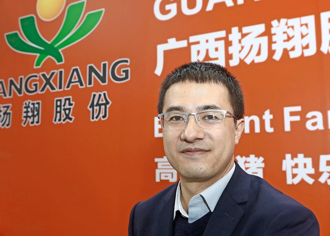 Xiangdong Liu (36) is onderdirecteur van de varkenstak van Yangxiang met 130.000 zeugen. - Foto: Henk Riswick