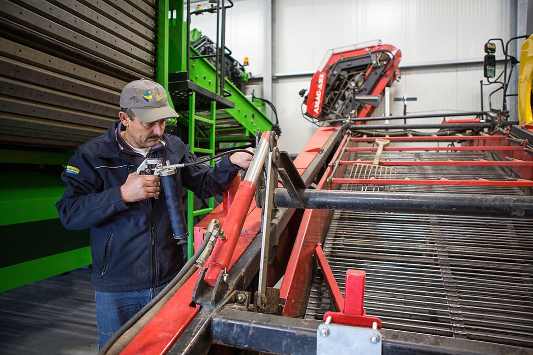 Onderhoud aan de uienlader. Het lijkt erop dat hier in 2019 alleen plantuien overheen komen. - Foto's: Peter Roek
