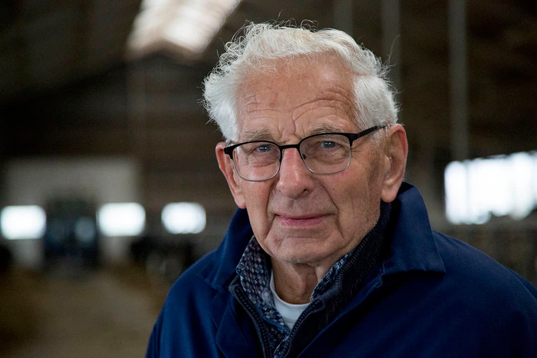 Folkert (86) Bakker en Tine Bakker-van der Wal (84) wonen in Workum (Friesland). Het bedrijf staat in It Heidenskip en wordt gerund door zoon Klaas en zijn vrouw Betty. Zij melken 80 koeien en hebben een camping met 27 plekken en een haven met 18 ligplekken. - Foto: Jan Willem Schouten