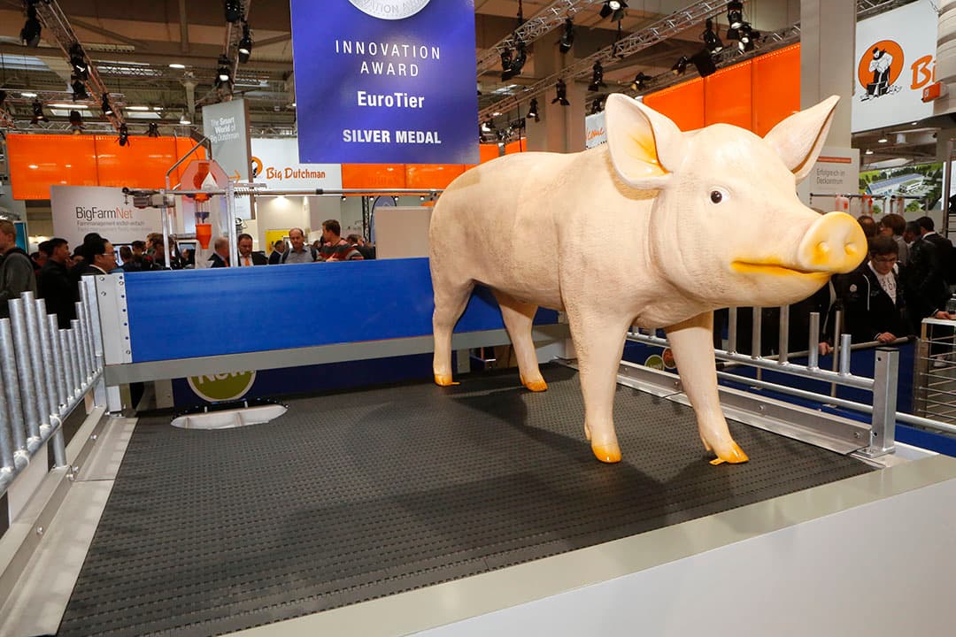 Blikvanger tijdens Eurotier 2018 is het varkenstoilet van stalinrichter Big Dutchman. Deze houdt poep en pies gescheiden van elkaar, zodat het apart is op te slaan. Het resultaat is een frissere stal en minder ammoniakemissie. De urine zakt door de band; de mest wordt er afgedraaid. Ruwvoer als afleidingsmateriaal is mogelijk met dit stalontwerp, genaamd Pig T.