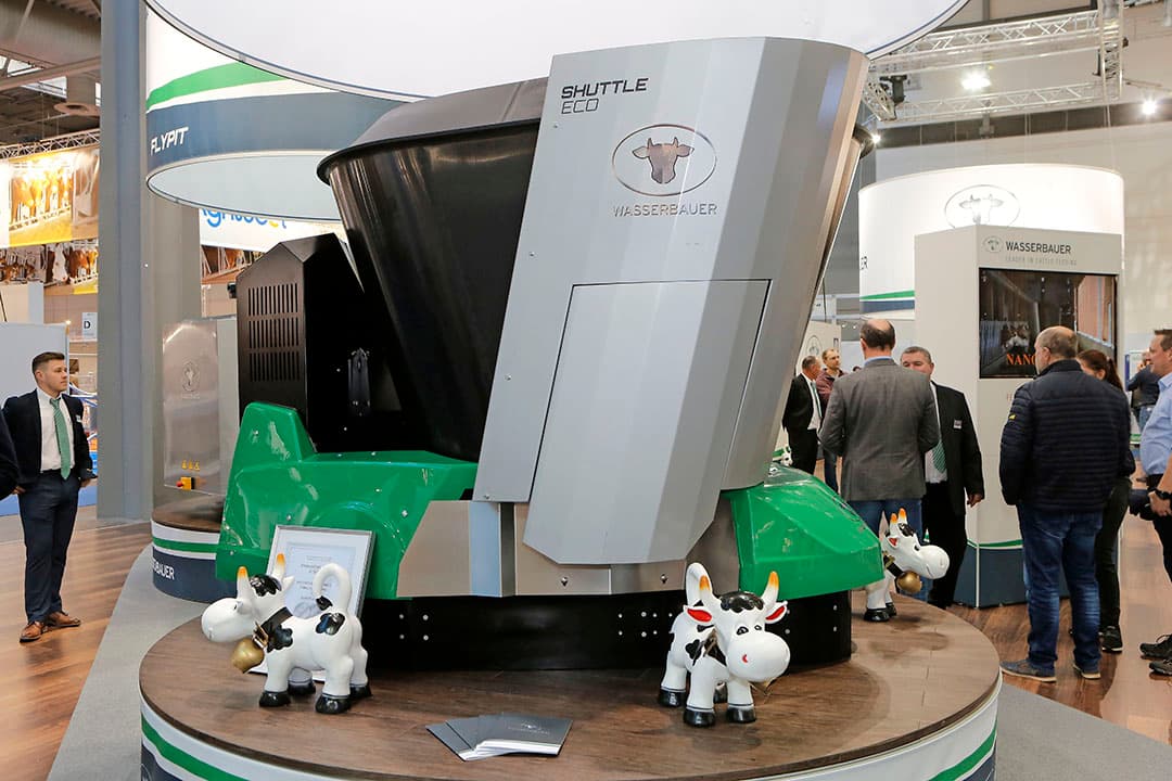 Deze eSilokamm van Siloking volgt de techniek van de eerder geïntroduceerde eTruck. De eSilokamm is een doseerbak op wielen met uitkuilbord aangedreven door power-unit met cabine die veel weg heeft van de achterkant van een minishovel. Zo ontstaat een knik-gestuurde zelfrijder die in tegenstelling tot de eTruck zichzelf wel kan laden. Mengen doet hij daarentegen niet. Deze is al langer op de markt maar nu is de dieselmotor vervangen voor een 100% elektrische aandrijving. De eSilokamm is te krijgen met een inhoud van 3,6 of 4,2 kuub. Optie is de doseerbak voor droogvoer. De eSilokamm verbruikt 3 kW/h per ton voer.