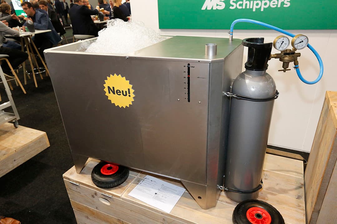 Technologiebedrijf Nedap pakt de gewichtsmonitoring van zeugen anders aan. Voorheen was de software zo ontwikkeld dat het gewicht van een drachtige zeug tussen een ingegeven bandbreedte diende te blijven. De varkenshouder kreeg telkens een signaal als een zeug onder of boven de ingestelde waarden kwam. In veel gevallen mankeerde de zeug niets. Dat bleek niet handig. Voortaan wordt gewerkt naar een eindgewicht dat de zeug dient te hebben voor ze de kraamstal in gaat. Het streven daarbij is dat zeugen wekelijks een beetje zwaarder worden. De boer krijgt nu alleen een melding als het gewicht niet toeneemt.