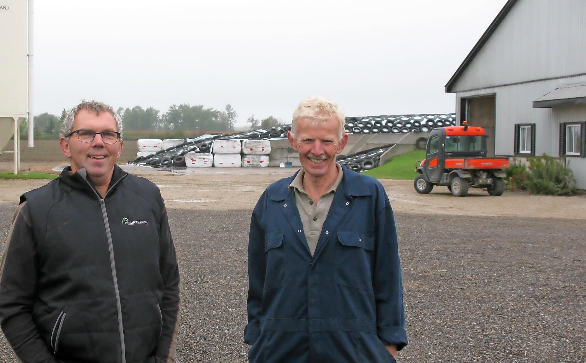 Jacob (58) en Henk (25) Brakke zijn melkveehouders in Grand Valley in de Canadese provincie Ontario. Ze hebben 135 melkkoeien en 90 stuks jongvee. De melkproductie is 33 kilo per dag, bij 4,10% vet en 3,45% eiwit. Voor de nieuwbouw had familie Brakke nog 85 melkkoeien. - Foto's: Robert Prins