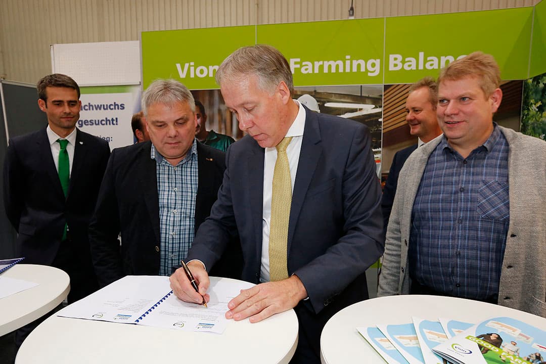 Vleesverweker Vion grijpt Eurotier aan om de pers te getuigen te laten zijn van de eerste drie Duitse varkenshouders die een overeenkomst tekenen voor deelnamen aan het programma Good Farming Balance. Namens Vion tekent directeur Frans Stortelder. De Duitse structuur met producentenverenigingen maakt het aangaan van contracten met boeren wel complexer dan in Nederland, verklaart Stortelder. Na deze drie volgen meer varkenshouders, verklaart hij.
