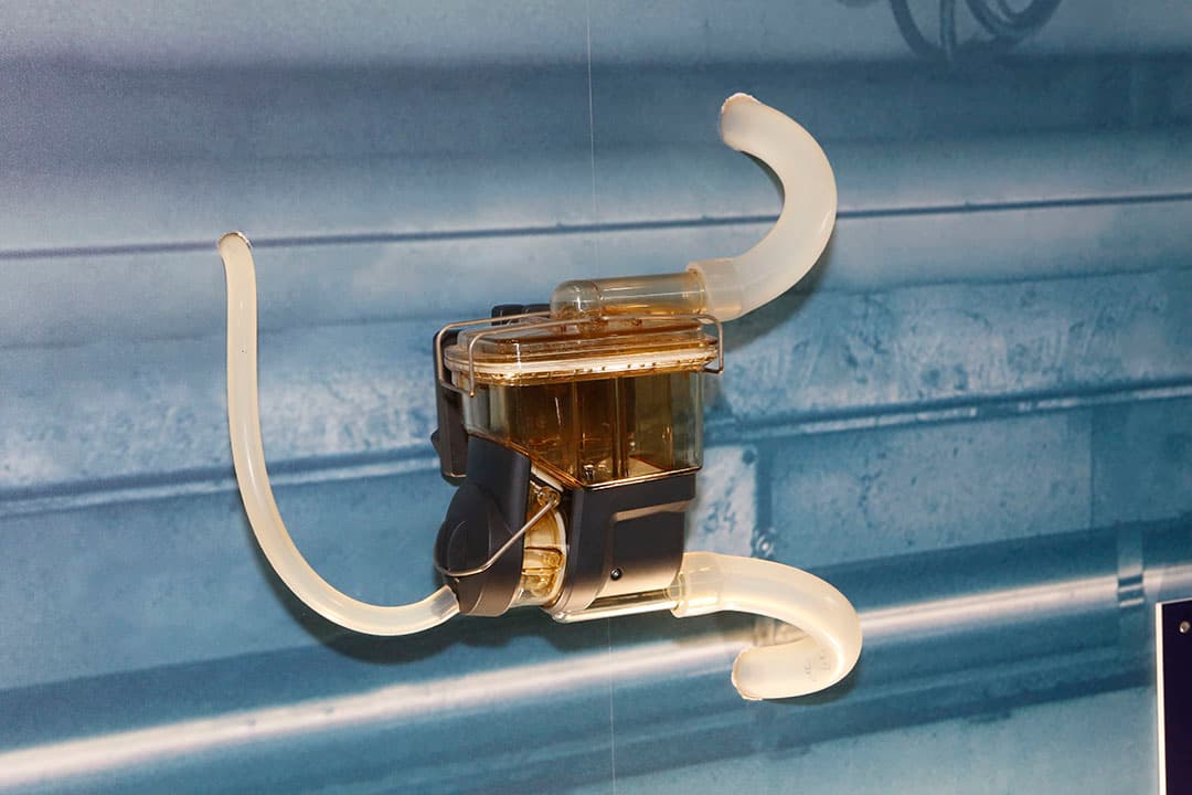 Smartflow melkmeter. Bij de Nedap Smartflow-melkmeter wordt de melkhoeveelheid gemeten zonder onderbreking. Daardoor heeft de meting geen invloed op het melkproces. Belangrijkste voordeel daarvan is dat er geen vacuümschommelingen onder de speen meer zijn. Dat kan bij andere melkmeters volgens Nedap oplopen tot gemiddeld 3 kPa bij een vacuüm van 38 kPa onder de speen. Voor de melkmeter is geen bekabeling nodig. In de vlotter zit een batterij die bij normaal gebruik (6 melkuren per dag) 5 jaar mee gaat. Nedap verwacht midden 2019 de melkmeters te kunnen leveren. Richtprijs is rond ¬  600. Vervangen van de vlotter kost waarschijnlijk ¬  100 tot ¬  125.