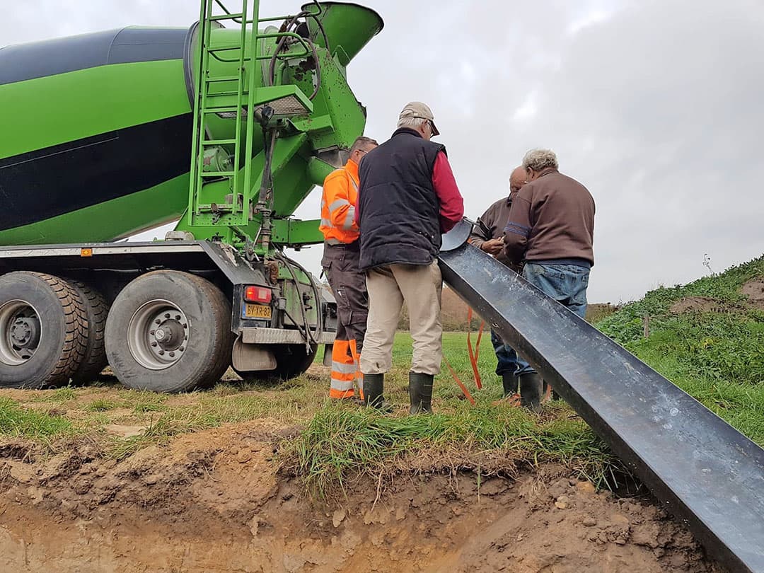 Het beton storten verliep voorspoedig en de keldervloer lag er na 1,5 tot 2 uur in. De put is overigens zowel aan de voor- als achterkant 1 meter langer dan de stal. Zo kan Smale straks vlot de mest eruit pompen.