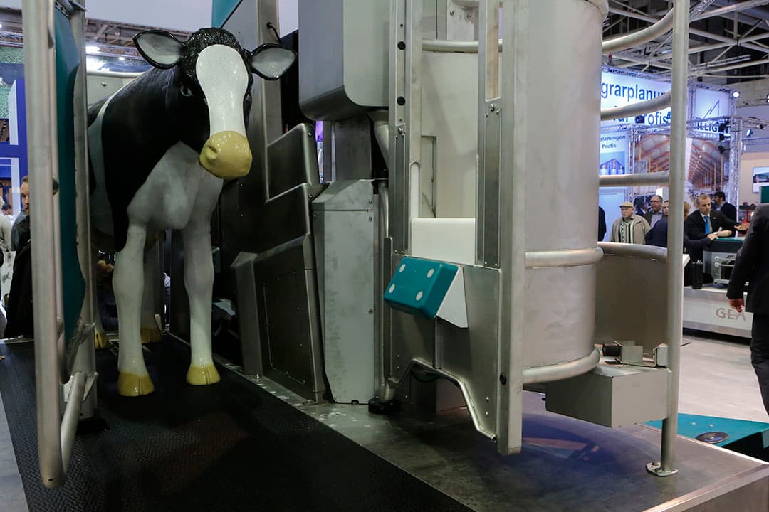 De Monobox van GEA is sterk verbeterd en heeft ook een nieuwe naam: GEA Dairy Robot R 9500. Nieuw is het systeem van positioneren van de koe. Deze is instelbaar en afhankelijk van de grootte van de koe. Aan de voorzijde is het uitloophek verlengd. Dat verbetert de snelheid van uitlopen. Met dat doel is er ook een kunststofschuif in de voerbak gemaakt. Deze is tijdens het melken in de laagste stand, zodat het voer voor de koe bereikbaar is. Bij het openen van de box schuift de kunststof plaat omhoog zodat de toegang tot het krachtvoer belemmerd is. De koe komt zo minder in de verleiding te blijven  lummelen .