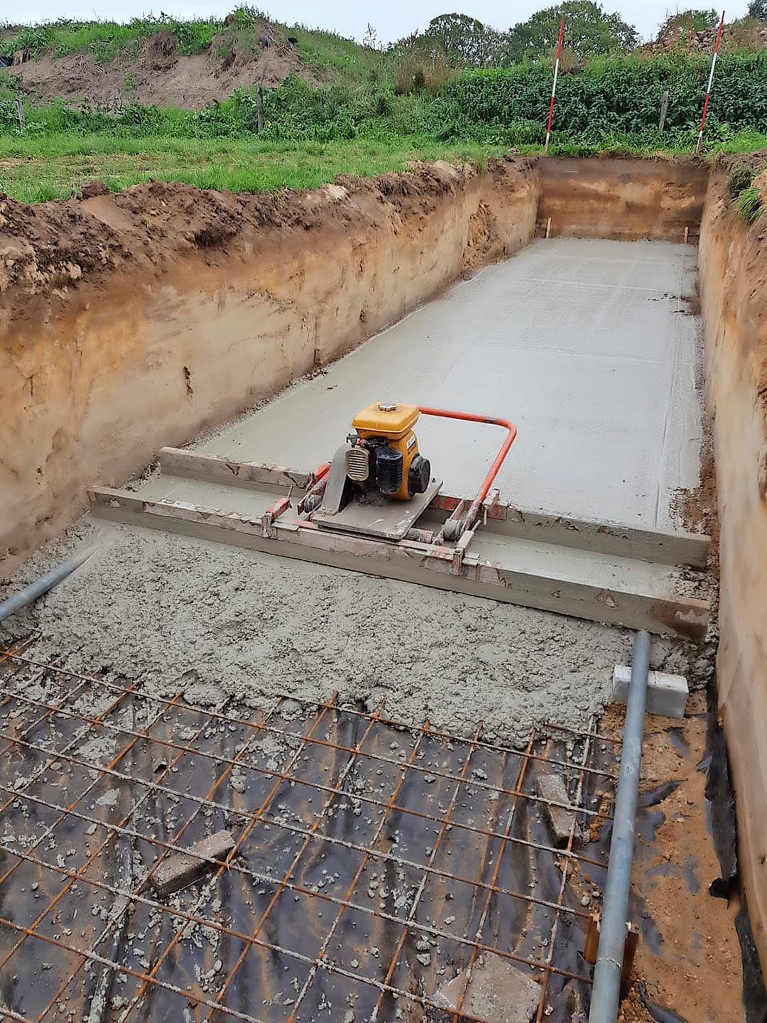 Een week later was het de beurt aan de putwanden. De kelder is 1,20 meter diep en de 2 muren staan 1,30 meter uit elkaar. Op de voorgrond staat aannemer Gerrit Klein Haar. Ook het metselen ging voorspoedig. Na 4 dagen was alles klaar.