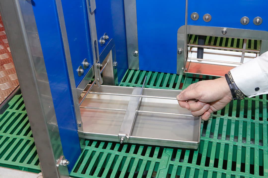 Schils biedt met de Pigipro ALFF (Automatic Liquid Flexible Feeder) de mogelijkheid om biggen gemakkelijk en overal bij te voeren, wat moederloos opfokken of de pleegzeug overbodig maakt. De ALFF is eenvoudig op de hokafscheiding te monteren en het is mogelijk om met één unit twee tomen biggen bij te voeren. De melkhoeveelheid is handmatig in te stellen. De complete unit, inclusief pomp, kost ¬ 1.000.