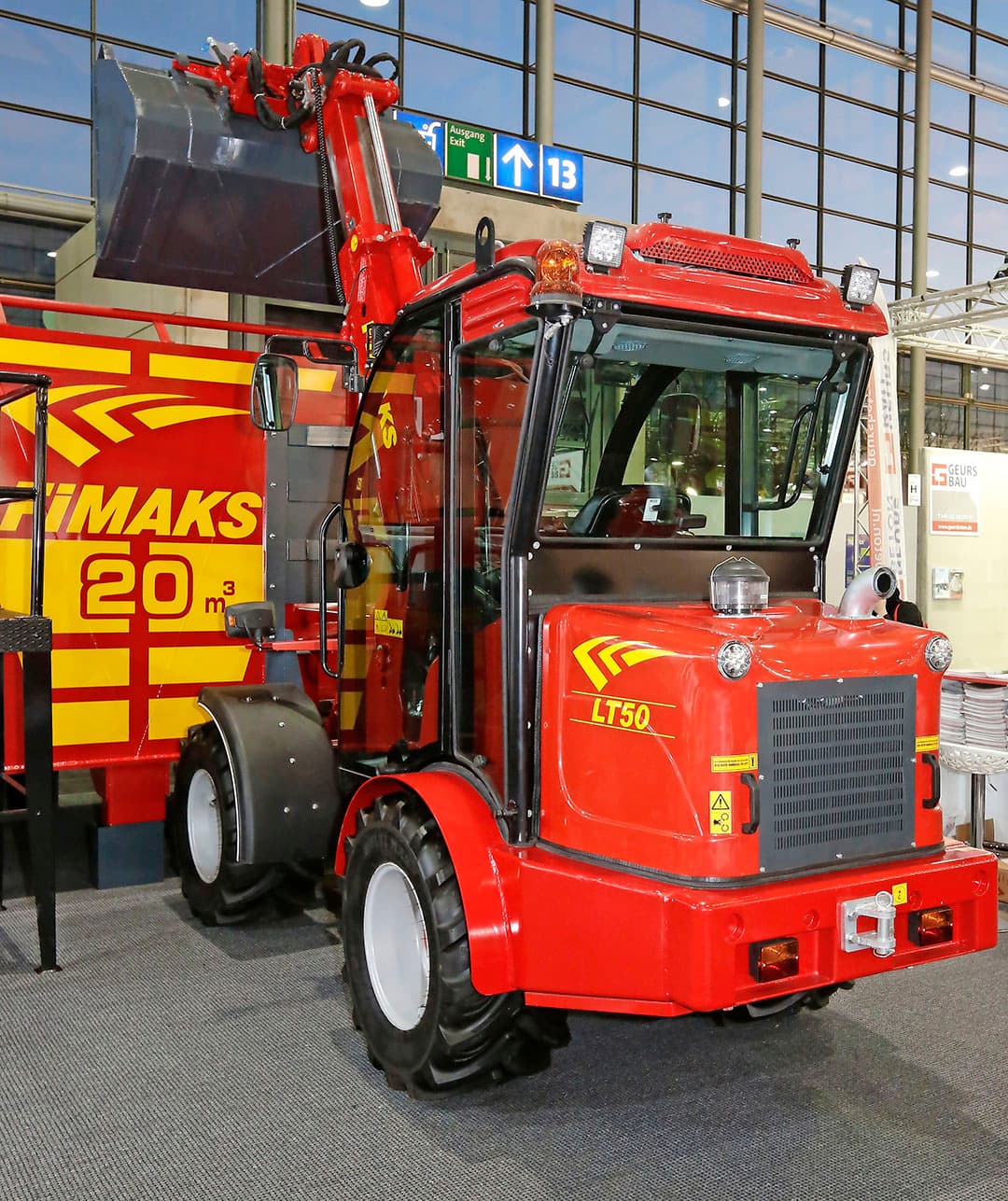 Westermann heeft een nieuwe zaagselverdeelbak. De bak past alleen aan de zelfrijders van Westermann, de Cleanmeleon. Bijzonder is dat de bak zichzelf laadt, niet door te kippen maar door de voorwand neer te klappen zoals een blokkenwagen een blok kuil opschept. Opmerkelijk is dat de cilinders en hydrauliekslangen in de bak zitten en dus bij de lading tussen het zaagsel. Ze zouden op termijn niet beschadigen stelt Westermann.
