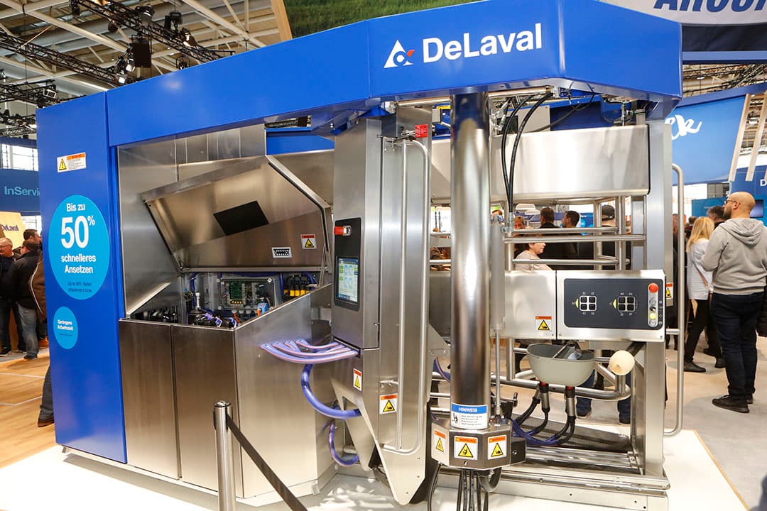 De Hybrid Calf-O-Tel van VDK is een nieuwe polyester uitvoering van de kalverhuisvesting. Door verwijderen van de tussenschotten is de Hybrid Calf-O-Tel ook tot groepshok te maken. Het geheel kan met de shovel met lepels verplaatst worden. Het hekwerk aan de voorzijde is geheel, maar ook in delen te openen. De bevestiging van de speenemmers is aangepast, zodat het kalf de emmer niet meer kan omstoten of helemaal afstoten. Het hok, goed voor de opvang van 4 kalveren, is vanaf eind januari leverbaar en gaat ¬ 3.495 excl. btw kosten.