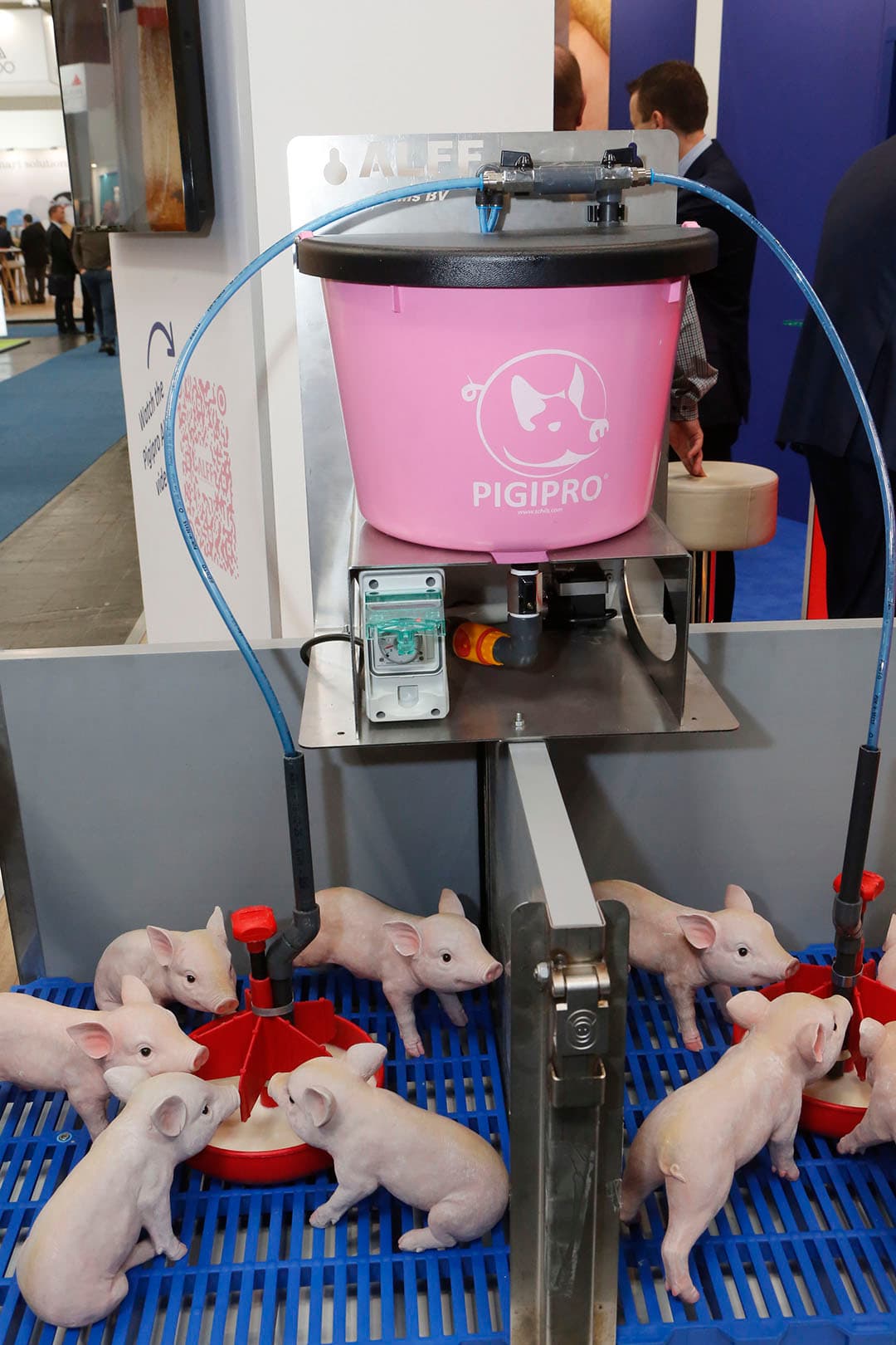 Het Zweedse Smart Solutions introduceert een camerasysteem dat op basis van foto s van de afmetingen van de varkensrug het gewicht van vleesvarkens op hokniveau bepaalt, met een afwijking van 1 tot 2 kilo. Doordat elk varken individueel gefotografeerd en op gewicht wordt gezet, is het mogelijk om langzame of snelle groeiers uit een hok te halen. Het systeem is (nog) niet te koppelen aan managementprogramma s en werkt niet op basis van apps of programma s maar is webbased. Dat betekent dat er met elke internetbrowser ingelogd kan worden. De prijs per camera ligt tussen de ¬ 50 en ¬ 100.