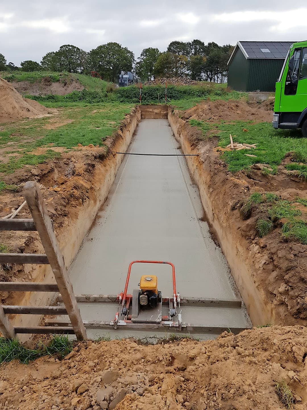 Op 23 oktober werd de keldervloer gestort van de 13 bij 23 meter grote kalverstal. De stal is begroot op ¬ 50.000. Smale doet veel in eigen beheer (elektra, wateraansluiting) en werkt met tweedehands spanten, gordingen en windbreekgaas. Ook bestaat een deel van de muren straks uit oude sleufsilowanden. Het scheelt veel geld. - Foto: Erik Smale