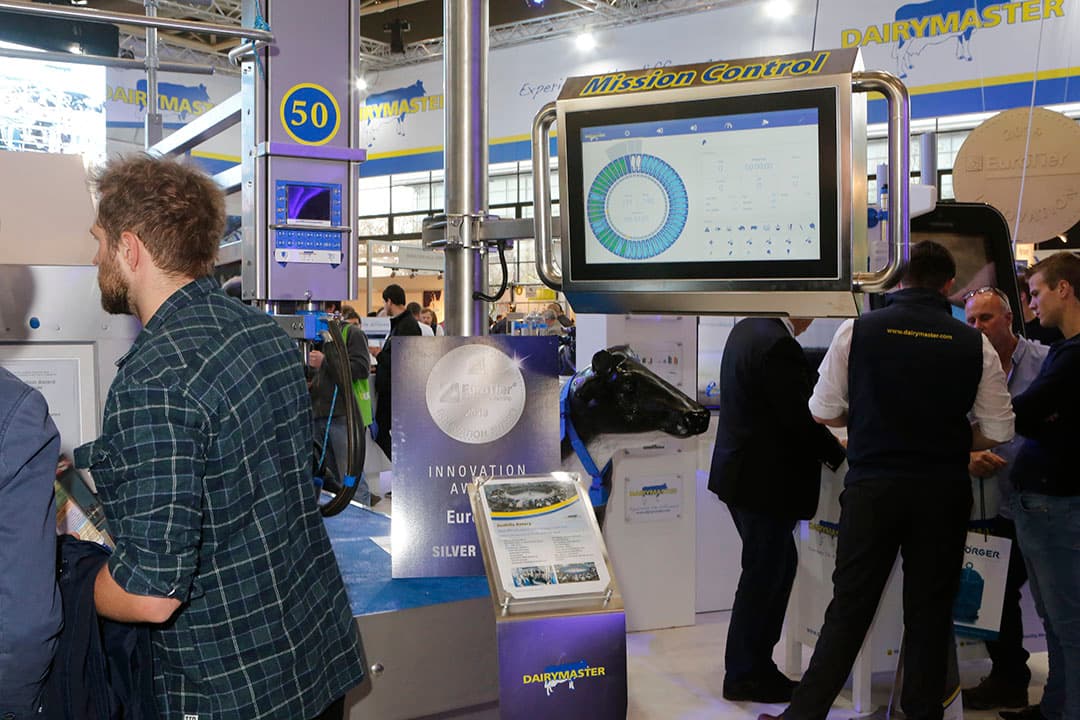 Ook de melkrobot van DeLaval heeft een make-over gehad. De VMS V-300 is op een aantal vlakken verbeterd. Zo is de software achter de camera voor de aansluiting vernieuwd, waardoor er nagenoeg geen mislukkingen meer zijn en de aansluitsnelheid met 50% is verhoogd ten opzichte van de vorige versie. Met de InControl besturing kan de veehouder de hele robot vanaf zijn telefoon bedienen. Op de robot zit dan standaard ook geen bedieningsscherm meer. Daarnaast is er gewerkt aan de operationele kosten. Het waterverbruik is met 20% gedaald. Het stroomverbruik daalt zelfs tot 30%.  En de onderhoudsmonteur, die standaard eens per 4 maanden komt, is nog maar de helft van de tijd kwijt aan het onderhoud. Vroeger was dat 1 dag per robot, nu is dat nog maar een halve dag. De nieuwe versie van de DeLaval-melkrobot kost zo n ¬ 10.000 meer dan de vorige versie.
