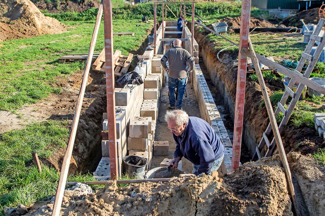 De (gele) leiding van de beregeningsinstallatie is vanwege het begin van de stalbouw verlegd. Ook heeft Smale extra sleuven gemaakt. Die zijn bedoeld voor krachtstroom, gewone stroom, internetkabel en een dubbele waterleiding.
