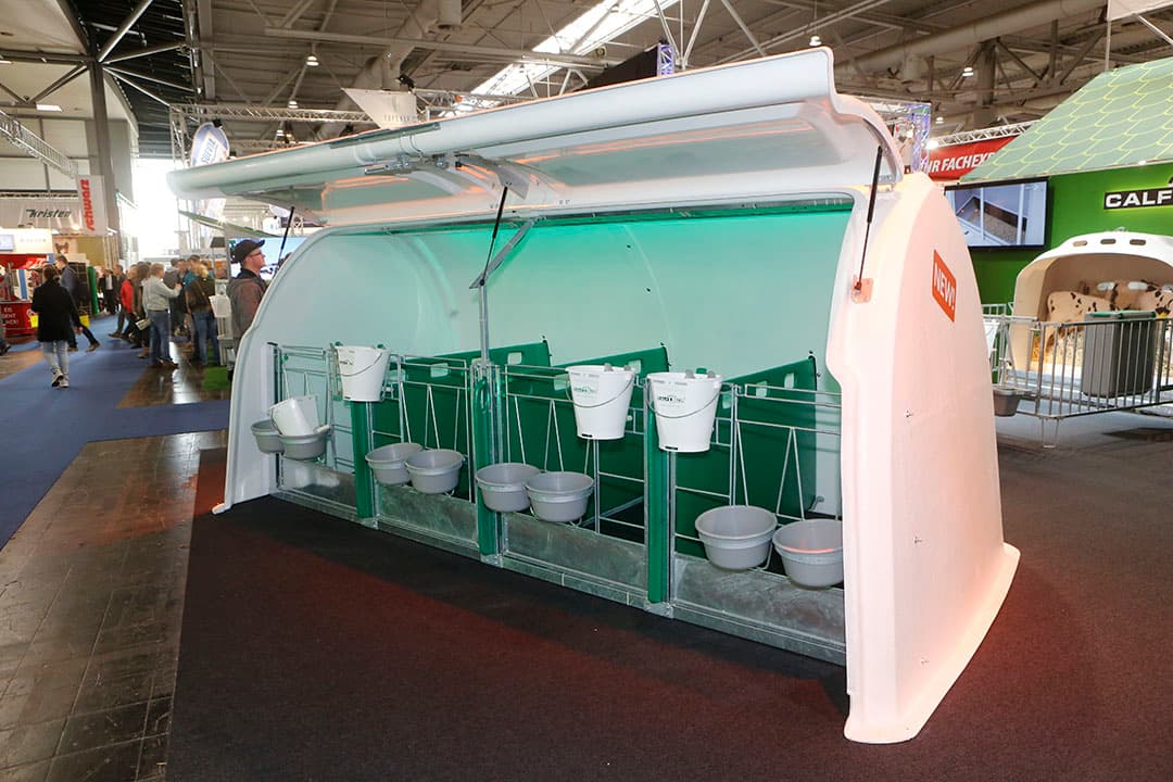 In het schoonmaken van de loopoppervlakken heeft JOZ met de Multischuif zich toegelegd op modulaire opbouw van de mestschuif. De schuif is gemaakt van gietijzer. Het voordeel daarvan is dat de vormgeving goed te sturen is zodat er geen scherpe hoeken of randen zijn. Daarnaast is het mogelijk om de slijtage delen dikker te maken zodat de schuif veel langer mee gaat. De schuif is per onderdeel met bouten vast te maken of te demonsteren zodat slijpen of lassen aan deze schuif niet meer nodig is. Waar een normale schuif zo n ¬ 1.000 kost is deze, afhankelijk van de uitvoering ¬ 500 duurder. Daar staat wel een langere levensduur tegenover. De schuif is tot een werkbreedte van 6 meter leverbaar.
