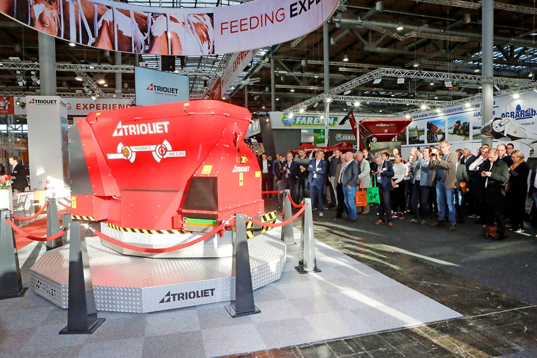Het Turkse Fimaks bouwt na voermengwagens ook een gamma van 5 minishovels. Deze hebben een eigengewicht van 2,5 tot 3,7 ton. Deze LT 50 heeft een telescoopgiek om maximaal 1 ton gewicht tot 3,6 meter hoog te tillen. De maximale hefcapaciteit onderin is 1.300 kilo. Krachtbron is een 50 pk Perkins viercilinder en de topsnelheid is 20 km/uur. Ook andere componenten zijn van bekende merken zoals Bondioli-Pavesi en Comer. Zonder cabine kost hij ¬ 23.000 en voor de cabine komt er ¬ 2000 bij. De LT50 staat op 425/55-17 banden. De shovel is 157 cm breed en met cabine 256 cm hoog.