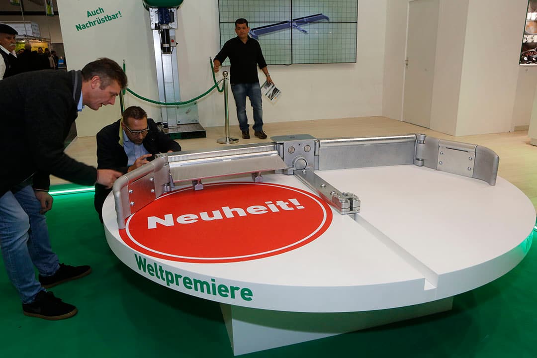 De Mission Control is het nieuwe, zelflerende systeem voor de besturing van de draaimelkstallen van Dairymaster. Met camera s worden de bewegingen van koeien vastgelegd evenals hun tekening ter identificatie. Het systeem verzamelt data in een periode van 10 dagen om zodoende de draaisnelheid van de draaimelkstal te reguleren. Het resulteert in een hogere capaciteit, tijdsbesparing, minder lange statijd voor de koe in de melkstal en energiebesparing. Tevens sorteert het systeem voor op de introductie van een aansluitarm. Deze is in ontwikkeling, maar Dairymaster denkt zeker nog 2 jaar nodig te hebben voor daadwerkelijke introductie.