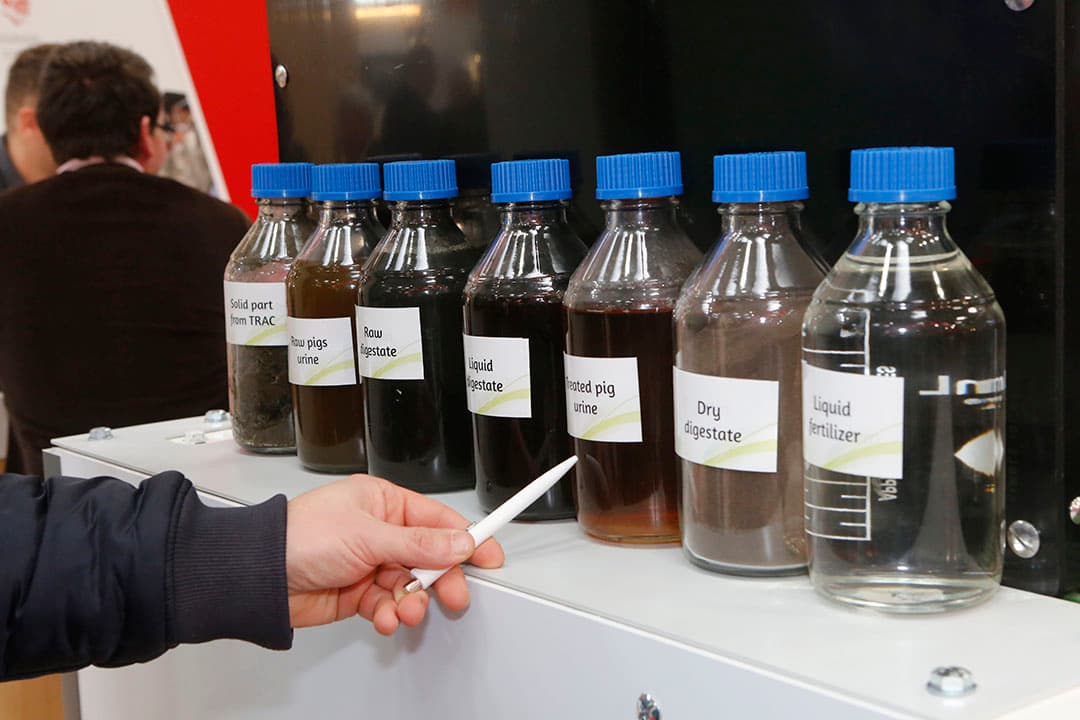 Blikvanger tijdens Eurotier 2018 is het varkenstoilet van stalinrichter Big Dutchman. Deze houdt poep en pies gescheiden van elkaar, zodat het apart is op te slaan. Het resultaat is een frissere stal en minder ammoniakemissie. De urine zakt door de band; de mest wordt er afgedraaid. Ruwvoer als afleidingsmateriaal is mogelijk met dit stalontwerp, genaamd Pig T.