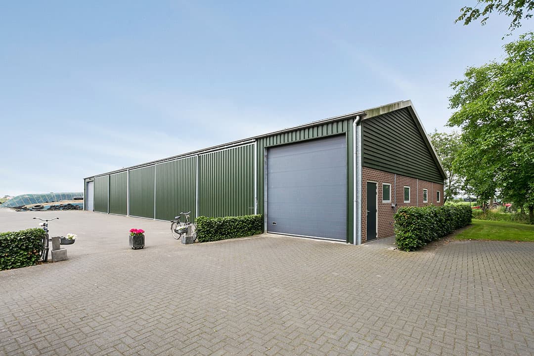 Het jongvee tot 6 maanden zit in een aparte ruimte. Hiervoor zijn er 8 eenlingboxen, strohokken en 2 x 15 boxen beschikbaar. De ruimte is via buiten en de stal bereikbaar. Het oudere jongvee zit in hokken met ligboxen met deels zelfsluitende voerhekken.