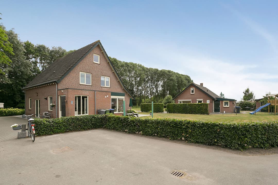 Op de locatie staan 2 bedrijfswoningen, hierbij vanaf het erf bekeken. Links de gemoderniseerde hoofdwoning uit 1980 met een inhoud van 640 kuub; bij de tweede woning uit 1979 is dat 300 kuub. De woning van de buren heeft als bestemming plattelandswoning. Meer info over dit object bij ZLTO Vastgoed in Den Bosch.