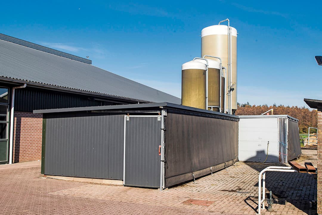 In de huidige situatie is arbeid zeker ook een factor. Vooral de eenlingboxen vragen veel tijd. Smale kan de jongste kalveren niet lang genoeg op stro houden. De arbeidstijd is nu nog 1 uur per dag. De veehouder verwacht dat daar straks minimaal een kwartier van afgaat. Nog een onpraktisch detail: het afschot loopt in dit hok de verkeerde kant op.
