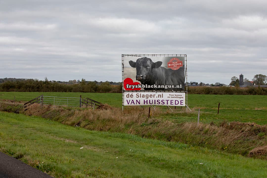 Het bedrijf ligt naast het drukbevaren Prinses Margrietkanaal, onderdeel van de hoofdvaarweg van Lemmer naar Delftzijl.