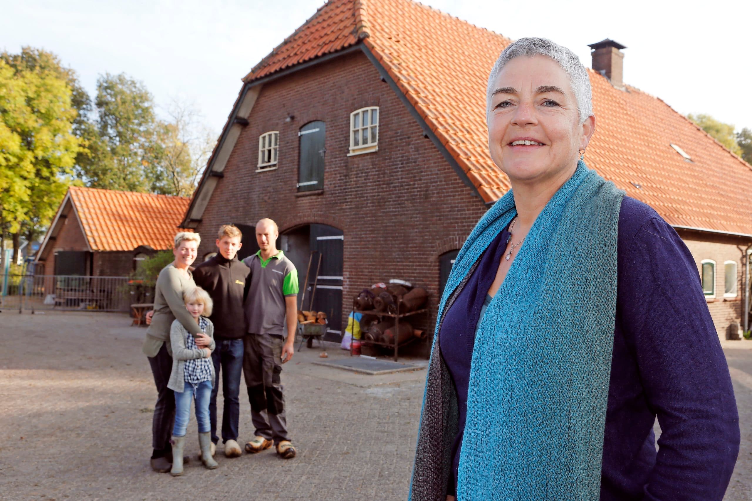 Fotograaf Mets Julianus met op de achtergrond de familie Van Gulik:  Een boerderij is een fantastische plek om op te groeien.  - Foto: Ton Kastermans