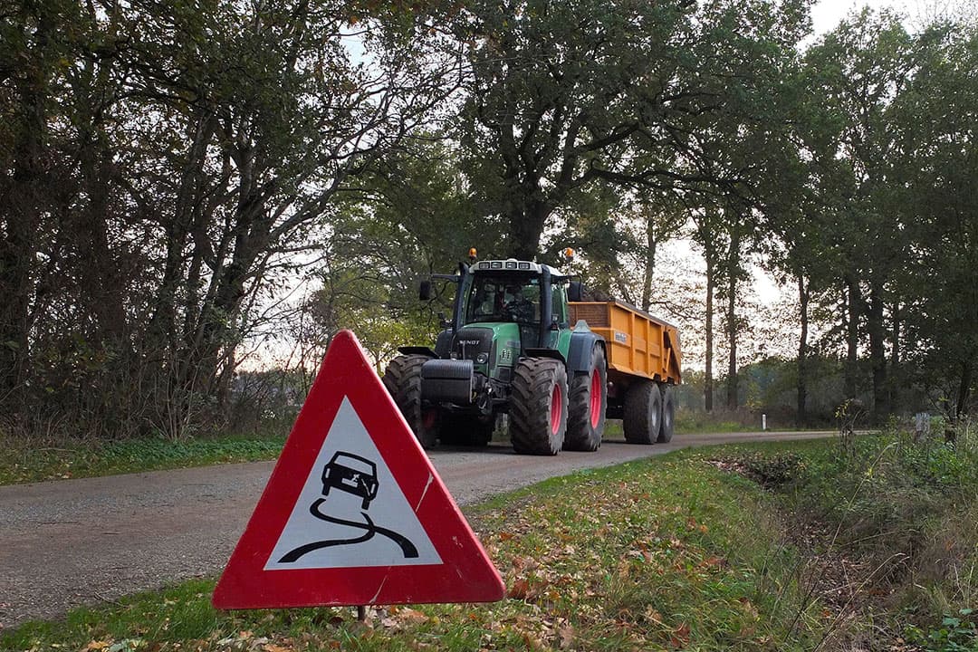Biologisch-dynamisch akkerbouwbedrijf maatschap Van Nieuwenhuyzen in Biddinghuizen (Fl.) startte afgelopen week met de oogst van bloemkool. Achter op de wagen bouwden ze een kistenwisselsysteem waarmee ze 2 kisten tegelijk kunnen wisselen. In tegenstelling tot bloemkool voor de versmarkt moet al het blad van kool; dat vraagt een extra inspanning van de oogstmedewerkers. Omdat de kolen niet allemaal tegelijk oogstrijp zijn wordt het perceel in meerdere keren geoogst. - Foto: Sytze Bakker