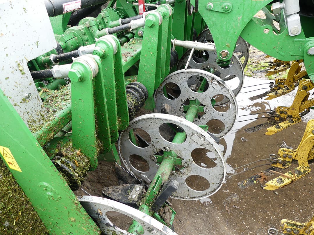 Van de zwadrooiers die nog in gebruik zijn, is waarschijnlijk de meerderheid de Kuiken BR 750. Maar die machines zijn inmiddels ook richting de 40 jaar oud. Een groot verschil met 40 jaar geleden is de bietenopbrengst. Die is inmiddels verdubbeld. De Kuikens doen het nog best goed, maar het raakt inmiddels toch op zijn eind, waardoor telers die verder willen met 2 fasen-rooien wat anders zoeken en er wat rooitechniek betreft ook weer op vooruit willen. Dan is de X-Beet een mogelijkheid. Prijsindicatie, afhankelijk van uitvoering: van ¬ 63.000 tot ¬ 70.000.