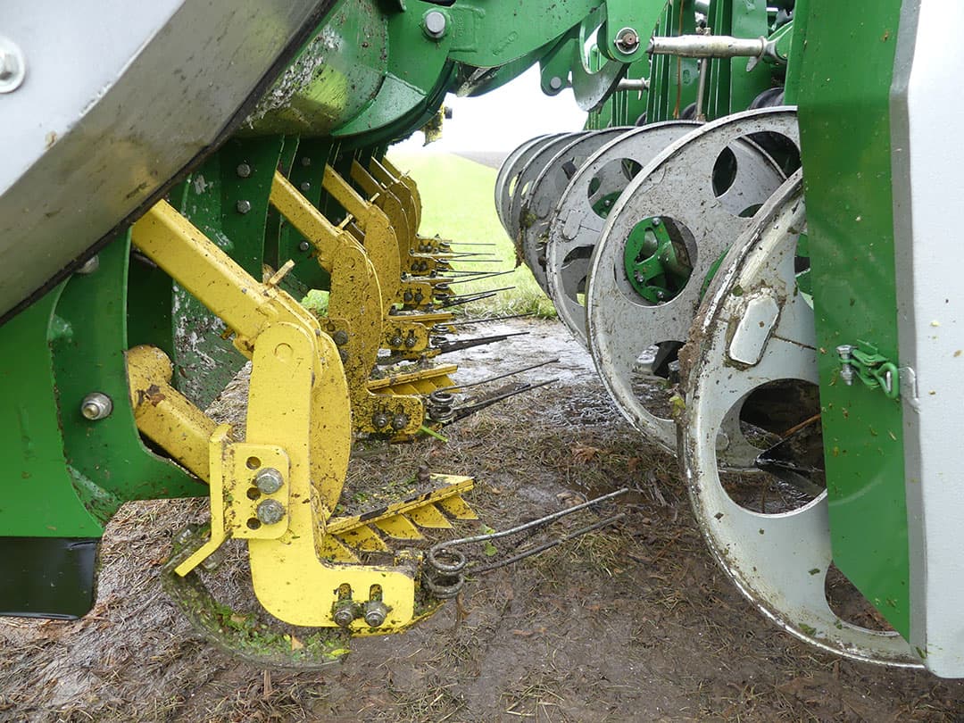 Al jaren wordt het gros van de bieten door zelfrijdende bunkerrooiers geoogst. 1 man, 1 machine en onder vrijwel alle omstandigheden is rooien mogelijk. Bieten rooien is een typische loonwerkersklus, maar er zijn ook  nog steeds telers die zelf rooien. In veel gevallen kopen telers een gebruikte bunkerrooier, maar er is ook nog altijd een groep liefhebbers van zwadrooien. Raakt de rooier versleten, dan is er in zwadrooiers inmiddels niet veel meer te koop, maar onder andere Franquet maakt ze nog steeds en is via Abemec in Nederland vertegenwoordigd. In Flevoland demonstreerde Franquet de X-Beet. Die ontbladert en rooit vóór de wielen van de trekker.