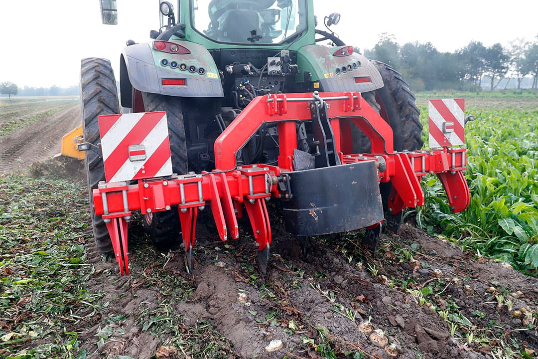 Onder aan de tanden zit een vrij brede beitel, dat is volgens Van Gog nodig om de grond voldoende te breken. De bodem blijft wel stevig genoeg om te kunnen rooien.