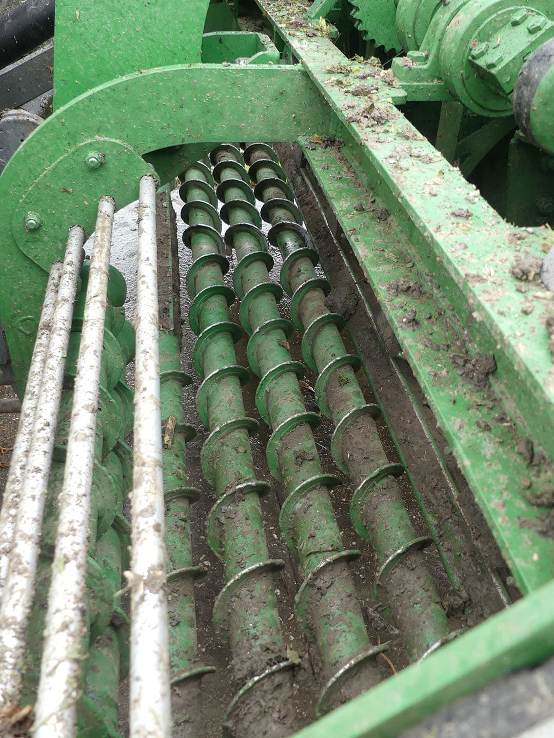 De X-Beet van Franquet is een zogenoemde duwcombinatie. Ontbladeraar en rooier zijn aan elkaar gebouwd. De trekker rijdt achteruit, hoewel je de X-Beet ook in de fronthef kunt hangen. Daar is dan vanwege het gewicht wel een trekker voor nodig die zwaarder is dan feitelijk voor het rooien nodig is.