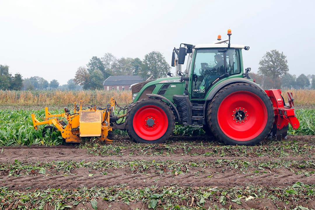 De grond is dit jaar zo hard dat de loonwerker een gewicht van 900 kilo aan de woeler moest maken om deze op diepte te krijgen en te houden.