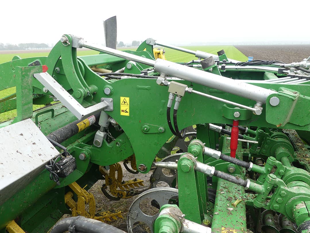 Een 95 kW (130 pk) MF 5713SL had geen moeite met heffen en aandrijven van de machine. Wat de balans betreft, gedraagt de 2,7 ton zware machine zich in de hefrichting vergelijkbaar met een 4-schaar wentelploeg en op 650 millimeter brede banden is er genoeg ruimte om met de wielen ver genoeg van de te rooien bieten vandaan te blijven.